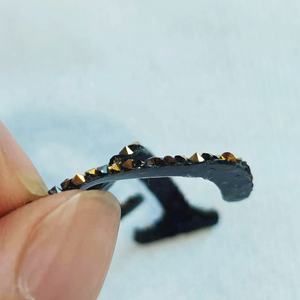 高品質 クリスタル ダイヤモンド 光沢ブラックレター バッジ 工場カスタム ラインストーン Tシャツ用 熱転写ラベル - Product Image 2