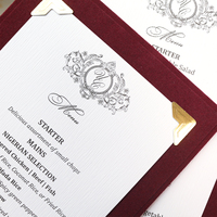 Klassische Burgunderrote Samt-Hochzeitsmenüs im Restaurant-Stil mit Goldfolienprägung Logo Goldene Umschläge für Hochzeitsfeier
