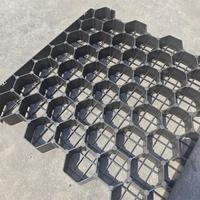 Rejillas de plástico HDPE de nido de abeja de 35 mm de profundidad para estabilización de suelo y pavimentación de césped, ideales para estacionamientos, jardines y caminos.