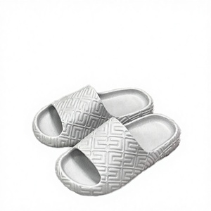 Zapatillas de hombre 2026 de verano con estampado, parte superior de EVA, suaves, transpirables, antideslizantes, estilo hotel, de punta abierta, planas, para jóvenes, uso diario, combinables con todo. - Product Image 1