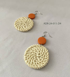 Pendientes cuadrados de ratán hechos a mano con acentos de madera naranja-Pendientes colgantes bohemios ligeros para mujer - Product Image 4