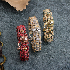 Bracelet tressé en paracorde, motif camouflage rouge, avec breloque tête de mort, bijou de survie en plein air, style militaire durable - Product Image 2