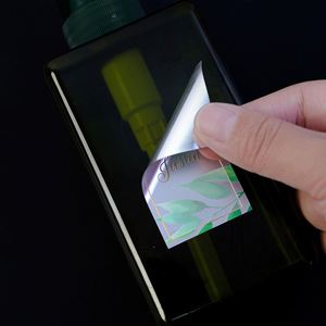 Étiquettes en rouleau personnalisées avec logo imprimé à l'écran, imperméables, en BOPP argenté transparent, autocollantes, gaufrées en feuille d'or, pour cosmétiques - Product Image 2