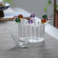 Petit bol d'affichage en verre nervuré transparent soufflé à la main sur mesure avec des points colorés
