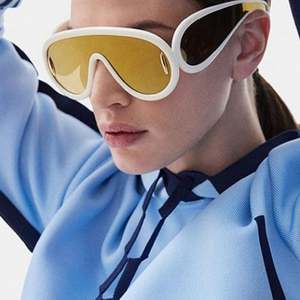 Gafas de Sol de Espejo Plateadas con Lente de Una Pieza, Estilo Vintage, con Logotipo Personalizado, Protección UV400, Tamaño Grande, para Hombre y Mujer - Product Image 2