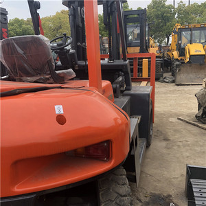 Chariot élévateur diesel Komatsu d'occasion de 7 tonnes, moteur Komatsu CPCD700, hauteur de levage de 3000 à 6000 mm, 4 roues motrices, pneus pleins, mât à deux étages, terrain accidenté - Product Image 5