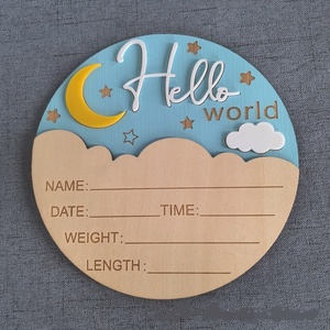 Signe en bois pour bébé "Hello World" Signe nouveau-né Birthband Heart Baby Announcement Sign - Product Image 1