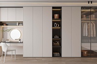 BALOM Armoire de plain-pied personnalisée haut de gamme avec commode et armoire en verre Finition mélamine Placard avec vitrine de sac