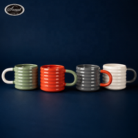 Tasse à café en céramique artisanale SWT vert olive brillant côtelé avec anse blanche – Vente en gros