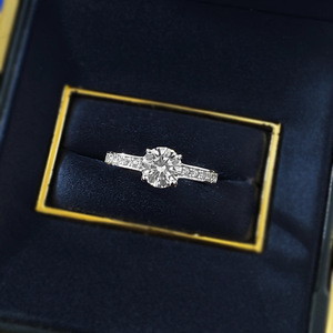 Nuevo anillo de novia de <span class=keywords><strong>diamante</strong></span> redondo con incrustaciones de cuatro garras de plata S925 de 6,5mm, joyería de boda con borde cruzado en <span class=keywords><strong>vivo</strong></span> de Libro <span class=keywords><strong>Rojo</strong></span> - Product Image 5