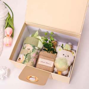 Nouvelle boîte à bonbons de mariage de luxe rouge festif gaufrée, boîte cadeau portable exquise pour la Saint-Valentin et les anniversaires, avec finition UV - Product Image 5