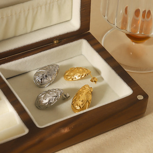 ต่างหูสตั๊ดรูปทรงหยดน้ำสแตนเลสสตีลชุบทอง 18k เหล็กไทเทเนียมสำหรับผู้หญิงแฟชั่นเครื่องประดับ TE6930-G - Product Image 2