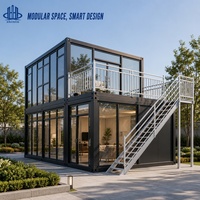 Maison mobile moderne, maison modulaire en conteneur avec façade en verre, terrasse sur le toit et escalier extérieur