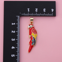 Élégant pendentif en émail plaqué or en forme de perroquet, breloque oiseau ara rayonnant pour une touche unique de bijouterie tropicale
