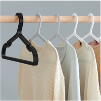 Cintres en plastique PP gain de place avec crochets et rails, encoches larges pour les épaules de 0,2 po, moulés par injection, noir encre, personnalisables pour vêtements