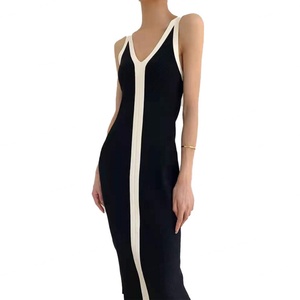 Vente en gros de robes longues en tricot à col en V sur le devant et au dos, avec blocs de couleur, pour femmes, nouvelle collection été-automne, personnalisables et de haute qualité - Product Image 1