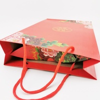 Boîtes rigides festives rouges personnalisées (carton) imprimées en offset pour l'emballage de foulards en soie, de châles et de vêtements