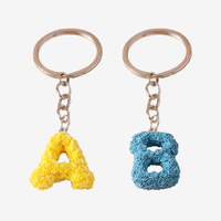 Creatieve eco-vriendelijke hars roos bloem sleutelhanger met offset gedrukt A-Z alfabet handtas charme accessoire voor kinderen