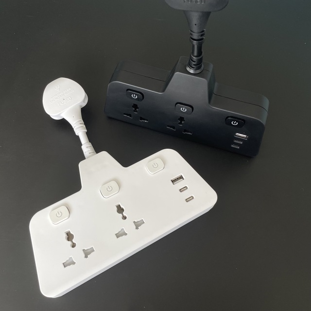 Universal 3-Way Wall Extension Socket Plug with Plastic PP Material 3 AC Outlets 13A Tamper Resistant AC 110-250V