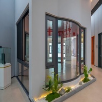 Fenêtre moderne à ouverture oscillo-battante avec cadre en aluminium, offrant une ventilation par ouverture intérieure et une ouverture complète pour un nettoyage facile