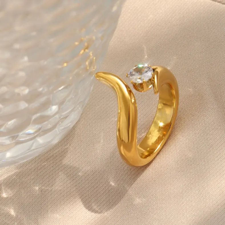 JoyEver anello di fidanzamento con anello in zircone bianco placcato oro 18 carati singolo in acciaio inossidabile sbiadito