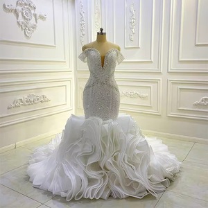 Robe de mariée sirène NDB10709 en dentelle, jupe queue de poisson, épaules dénudées, sans manches, décolleté plongeant sexy - Product Image 1