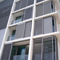 Fenêtre coulissante en aluminium sur mesure avec panneaux à persiennes pour projets résidentiels, commerciaux et architecturaux modernes