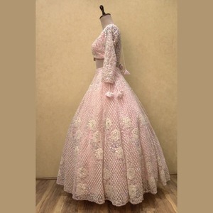 Vente en gros Blush Pink Designer Lehenga en filet souple avec miroir Diamond Work Vêtements de mariée indiens à forte demande - Product Image 3