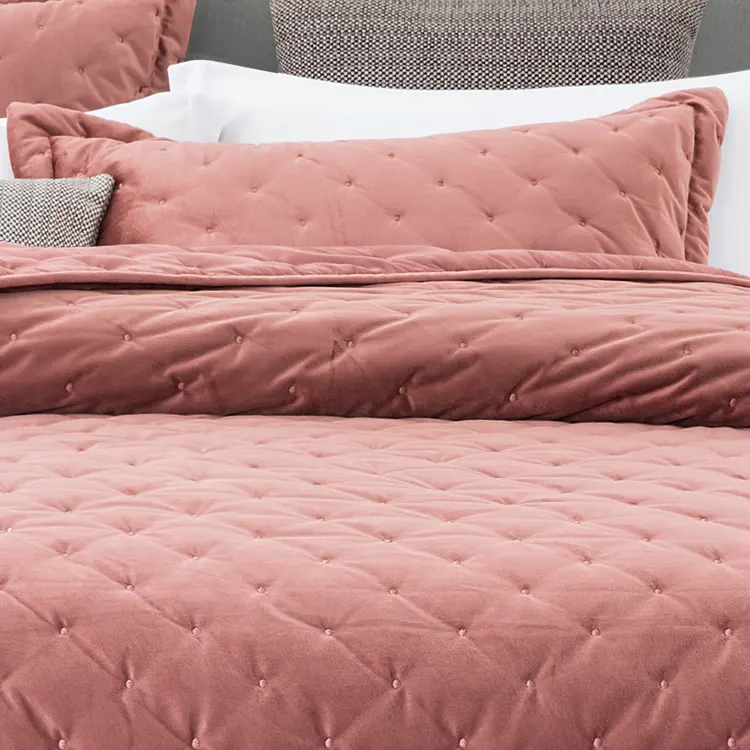 Hot Selling Luxury Bedding Set Velvet Quilt Bedding Set Embroidered Bedspread on the Bed