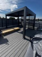 Pergola motorisée électrique rétractable en aluminium avec treillis de clôture, à suspension cantilever, murale, en verre à lamelles, étanche