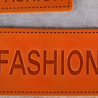 Étiquette personnalisée en cuir véritable avec logo en relief pour vêtements, jeans, vestes, chapeaux, accessoires de marque OEM