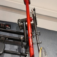 Banc de musculation professionnel réglable à charge libre pour press à la poitrine, avec support dorsal et conception assise sécurisée, construction métallique robuste pour salle de sport