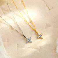 Collier pendentif croix Glowluxe avec accents décoratifs transparents, en argent sterling 925 plaqué or, bijoux contemporains raffinés