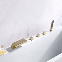 Robinet de baignoire de luxe en laiton doré brossé avec douchette à main, montage sur pont, design cascade moderne à trois poignées