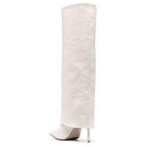 Bottes noires de grande taille à talon aiguille à revers et à talon haut rabattables sur le dessus. - Product Image 3