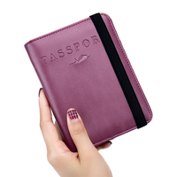 2026 Vente en gros de protège-passeports RFID en cuir véritable, design personnalisé, unique et amusant, avec fermeture à bande élastique