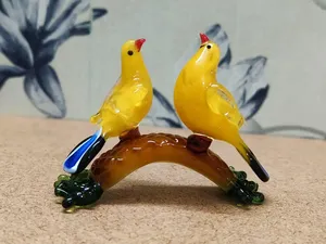 Figurines d'oiseaux jaunes en verre soufflé à la main, paire sur branche, décoration artistique, sculpture animale de collection, faite à la main - Product Image 1