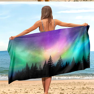 Superbe serviette de plage Aurora Borealis |   Jeté à imprimé graphique artistique avec motif de forêt et aurores boréales pour les aventures en plein air, le camping - Product Image 1