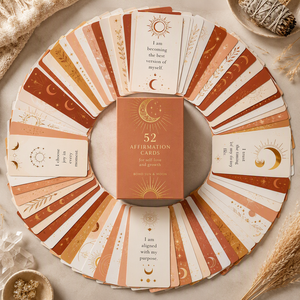 Tarjetas de Oráculo Premium Boho con Afirmaciones de Sol y Luna, Personalizables, Caja de Papel Familiar, 52 Tarjetas de Lujo con Lámina Dorada Terracota, Ecológicas y Duraderas - Product Image 4