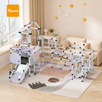 Centre d'activités intérieur avec équipement de jeu sensoriel, structure d'escalade modulaire, parcours d'obstacles pour l'entraînement à l'équilibre, aire de jeux
