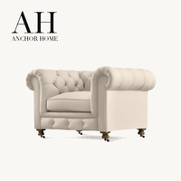 Fauteuil Chesterfield classique capitonné en lin crème, fauteuil club avec accoudoirs roulés et pieds à roulettes, design sud-ouest pour villa