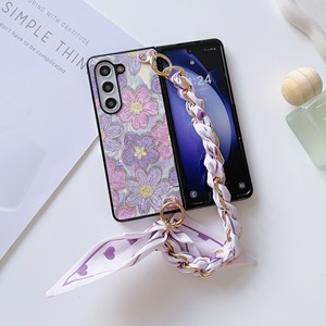 เคสโทรศัพท์ PC แบบวินเทจพร้อมผ้าพันคอไหมสายโซ่สีทองสำหรับ Samsung Galaxy <span class=keywords><strong>Z</strong></span> <span class=keywords><strong>Fold</strong></span> 6 5 <span class=keywords><strong>4</strong></span> 3 VIVO <span class=keywords><strong>Xiaomi</strong></span> <span class=keywords><strong>Fold</strong></span> 2 3ล่าสุด - Product Image 2