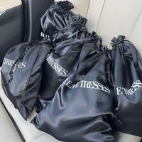 Sacs de luxe noir et or pour le shopping, sacs de rangement pour mèches de cheveux et perruques en soie avec cordon de serrage, sacs d'emballage en satin pour cheveux avec logo personnalisé et couleur au choix