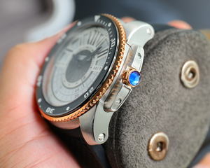 Reloj Versátil para Hombre de Dos Tonos Hecho en Suiza: Esfera con Números Romanos, Cronógrafo y Correa de Goma Negra para Uso Diario y Deportivo - Product Image 6