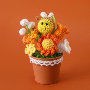 Adornos de Mesa Hechos a Mano: Abejas Pequeñas de Hilo de Lana Tejidas a Crochet, Macetas, Plantas en Maceta, Mezcla de Margaritas, Lirios y Orquídeas - Product Image 4