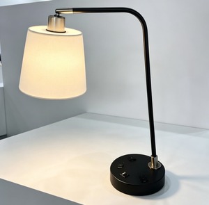 Lámpara de Hotel Contemporánea Personalizada para Habitación King, Cuerpo de Hierro, Pantalla de Tela, Control LED WiFi, Acabado Blanco Ecológico, Doble Enchufe de CA - Product Image 4