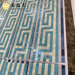 Mosaico de Vidrio Verde Cristal Iridiscente de Diseño Moderno para Decoración de Paredes de Piscinas - Product Image 4