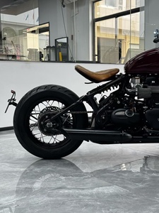 Moto d'occasion de marque rétro 1200 de couleur rouge, 1800 km, année 2020, design classique avec un look intemporel - Product Image 4