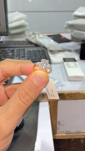 Bague de fiançailles élégante en or 14K plaqué et rempli, avec diamant de laboratoire taille coussin de 1,00 carat et trois pierres latérales en forme de poire, pour promesse nuptiale - Product Image 2