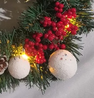 Guirlande de Noël artificielle pré-éclairée avec lumières LED, baies rouges, cônes de pin et inscription Joyeux Noël pour la décoration des fêtes